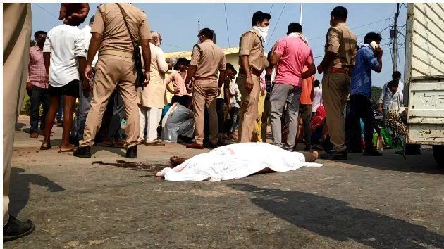 शामली: ट्रक ने बाइक सवार युवकों को कुचला दो की मौत, दो घायल,सीसीटीवी फुटेज आया सामने शामली: ट्रक ने बाइक सवार युवकों को कुचला दो की मौत, दो घायल,सीसीटीवी फुटेज आया सामने