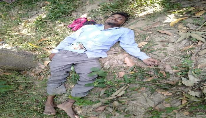 शामली जिले में युवक के मिला पेड़ पर लटका हुआ शव, मचा हडकम्प शामली जिले में युवक के मिला पेड़ पर लटका हुआ शव, मचा हडकम्प