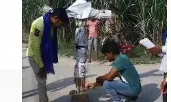 प्रधानमंत्री के पुतले में लगाईं आग और बरसाई चप्पल, देखें वीडियो, सोशल मिडिया में हुआ वायरल