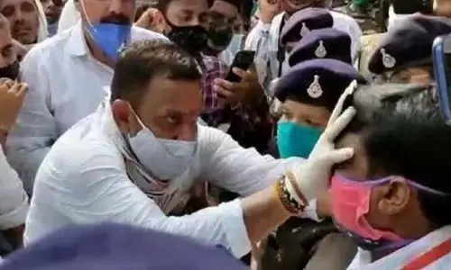 MP: छिंदवाड़ा में कांग्रेस नेता ने एसडीएम के मुंह पर पोती कालिख, बीजेपी बोली- ये खुलेआम गुंडागर्दी MP: छिंदवाड़ा में कांग्रेस नेता ने एसडीएम के मुंह पर पोती कालिख, बीजेपी बोली- ये खुलेआम गुंडागर्दी