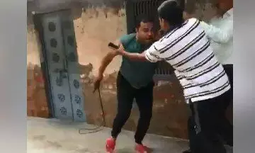 यूपी में लाइव मर्डर, बेटे की मौके पर मौत और बाप गंभीर हालत में अस्पताल में भर्ती, देखिये वीडियो