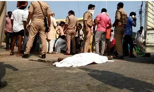 शामली: ट्रक ने बाइक सवार युवकों को कुचला दो की मौत, दो घायल,सीसीटीवी फुटेज आया सामने शामली: ट्रक ने बाइक सवार युवकों को कुचला दो की मौत, दो घायल,सीसीटीवी फुटेज आया सामने