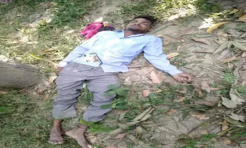शामली जिले में युवक के मिला पेड़ पर लटका हुआ शव, मचा हडकम्प शामली जिले में युवक के मिला पेड़ पर लटका हुआ शव, मचा हडकम्प