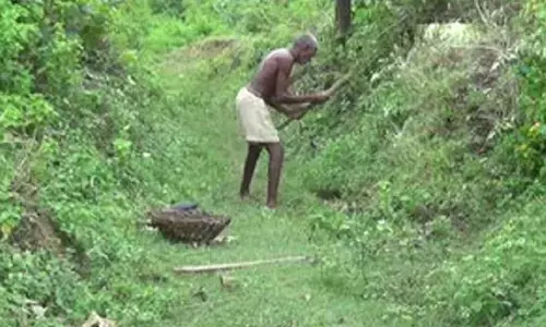 30 साल तक पहाड़ खोदकर बनाई नहर, आनंद महिंद्रा ने किया ट्रैक्टर देने का ऐलान