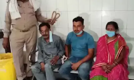 рдмрд╛рдмреВ рдиреЗ рджрдлреНрддрд░ рдореЗрдВ рдШреБрд╕рдХрд░ рдЕрдзрд┐рдХрд╛рд░реА рдХреЛ рдкреАрдЯрд╛, рдкрд░рд┐рд╡рд╛рд░ рд╕рдореЗрдд рд╣реБрдЖ рдЧрд┐рд░рдлреНрддрд╛рд░ рдмрд╛рдмреВ рдиреЗ рджрдлреНрддрд░ рдореЗрдВ рдШреБрд╕рдХрд░ рдЕрдзрд┐рдХрд╛рд░реА рдХреЛ рдкреАрдЯрд╛, рдкрд░рд┐рд╡рд╛рд░ рд╕рдореЗрдд рд╣реБрдЖ рдЧрд┐рд░рдлреНрддрд╛рд░