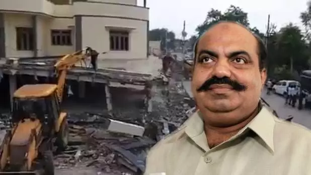 प्रयागराज: अतीक अहमद के कार्यालय पर चला योगी सरकार का बुलडोजर, 10वीं अवैध संपत्ति जमींदोज प्रयागराज: अतीक अहमद के कार्यालय पर चला योगी सरकार का बुलडोजर, 10वीं अवैध संपत्ति जमींदोज