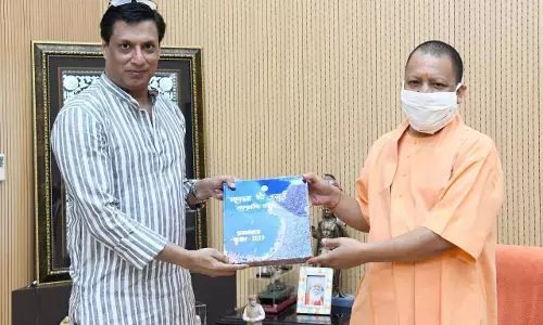 CM योगी आदित्यनाथ से मिले फिल्म निर्माता मधुर भंडारकर CM योगी आदित्यनाथ से मिले फिल्म निर्माता मधुर भंडारकर