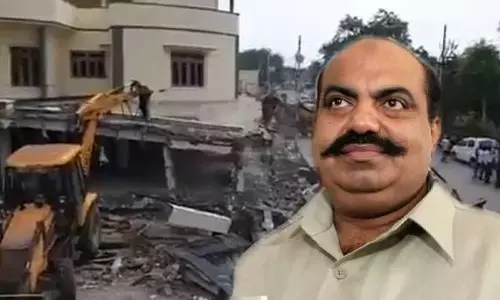 प्रयागराज: अतीक अहमद के कार्यालय पर चला योगी सरकार का बुलडोजर, 10वीं अवैध संपत्ति जमींदोज प्रयागराज: अतीक अहमद के कार्यालय पर चला योगी सरकार का बुलडोजर, 10वीं अवैध संपत्ति जमींदोज