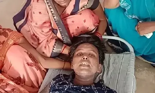 यूपी के सुल्तानपुर में जेल में बंद बाप की बेटी को विरोधियों ने घर में घुसकर लगा दी आग यूपी के सुल्तानपुर में जेल में बंद बाप की बेटी को विरोधियों ने घर में घुसकर लगा दी आग