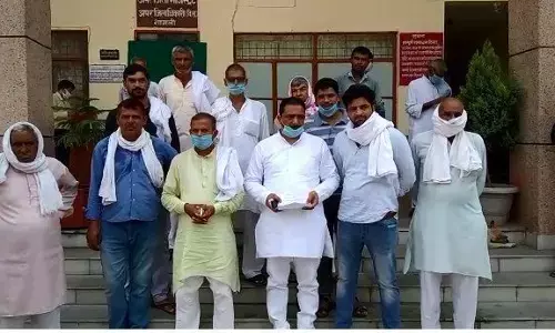 शामली: गन्ना समिति चेयरमैन के साथ दर्जनों किसानों ने कलेक्ट्रेट में किसान अध्यादेश  को लेकर किया प्रदर्शन