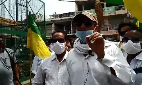 विधुत कटौती के  खिलाफ प्रदर्शन करते बुन्देलखण्ड विकास सेना के पदाधिकारी विधुत कटौती के  खिलाफ प्रदर्शन करते बुन्देलखण्ड विकास सेना के पदाधिकारी