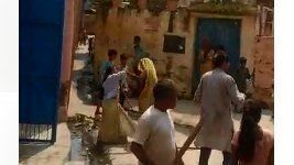 शामली : महिलाओं में जमकर चले लाठी-डंडे, वीडियो वायरल शामली : महिलाओं में जमकर चले लाठी-डंडे, वीडियो वायरल
