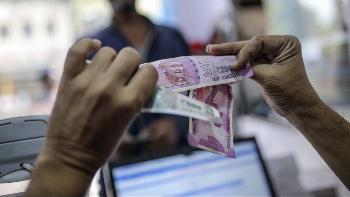मजदूर की बेटी के खाते में जब अचानक आ गए 10 करोड़ रुपये, हैरान हुआ परिवार मजदूर की बेटी के खाते में जब अचानक आ गए 10 करोड़ रुपये, हैरान हुआ परिवार