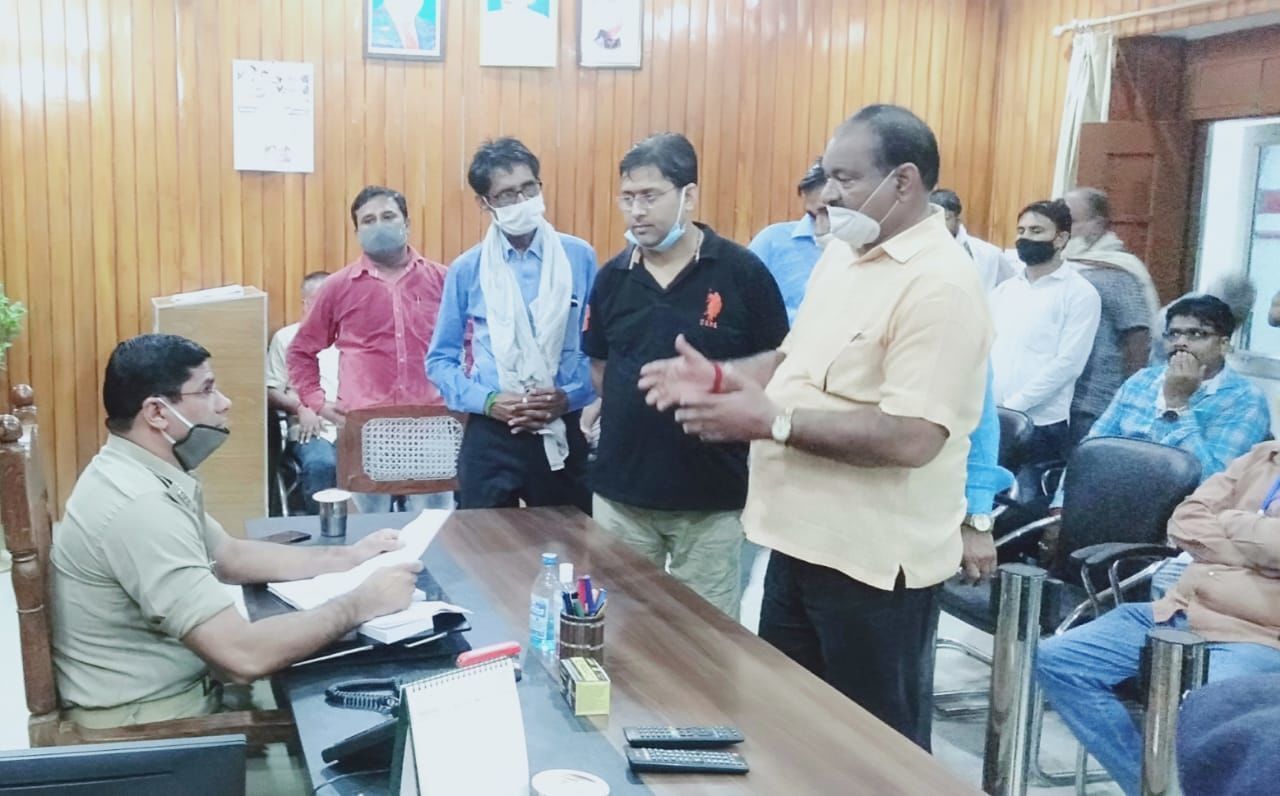 पत्रकार की किशोरी पुत्री के हत्यारों की गिरफ्तारी व थानाध्यक्ष,चौकी प्रभारी व बीट सिपाहियों को सस्पेंड करने की पत्रकारों ने की मांग पत्रकार की किशोरी पुत्री के हत्यारों की गिरफ्तारी व थानाध्यक्ष,चौकी प्रभारी व बीट सिपाहियों को सस्पेंड करने की पत्रकारों ने की मांग