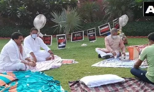 राज्यसभा से निलंबित सांसदों को जब चाय पिलाने पहुंचे राज्यसभा उप सभापति हरिवंश राज्यसभा से निलंबित सांसदों को जब चाय पिलाने पहुंचे राज्यसभा उप सभापति हरिवंश