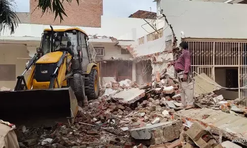 बाहुबली अतीक अहमद के निजी आवास पर चला प्रशासन का बुलडोजर