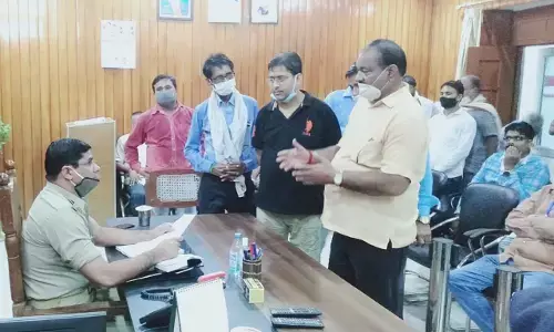 पत्रकार की किशोरी पुत्री के हत्यारों की गिरफ्तारी व थानाध्यक्ष,चौकी प्रभारी व बीट सिपाहियों को सस्पेंड करने की पत्रकारों ने की मांग पत्रकार की किशोरी पुत्री के हत्यारों की गिरफ्तारी व थानाध्यक्ष,चौकी प्रभारी व बीट सिपाहियों को सस्पेंड करने की पत्रकारों ने की मांग