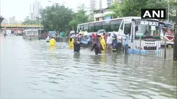 मुंबई में आफत की बारिश, डूबे कई इलाके, दफ्तरों में छुट्टी, सब-वे भरे, लोकल ट्रेन सेवा ठप