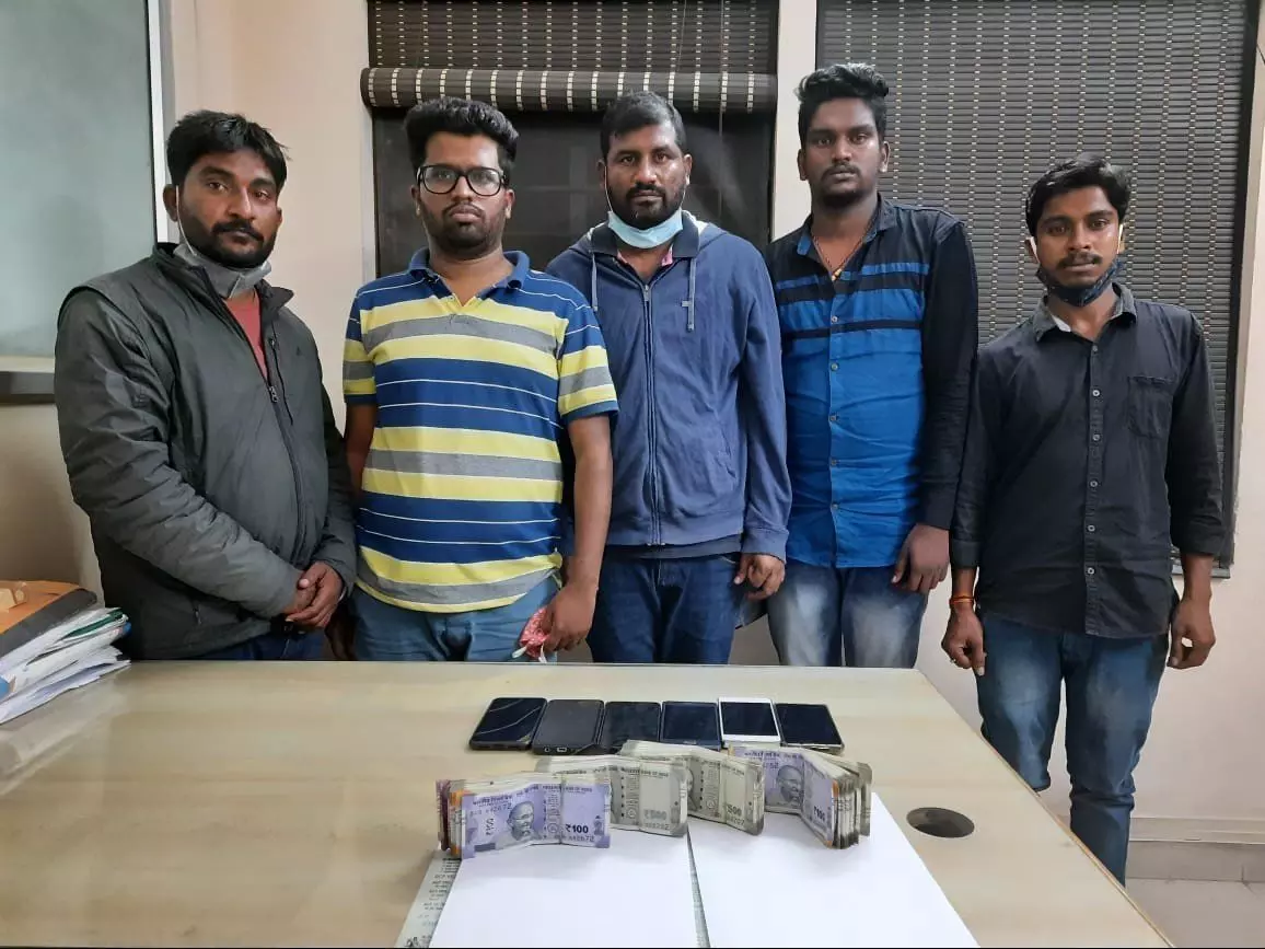 IPL मैच पर सट्टा लगा रहे 6 लोग गिरफ्तार, मोबाइल फोन और 6 लाख रुपये कैश जब्त