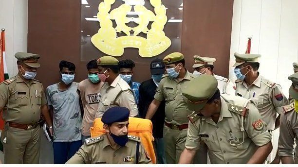 चोरी की जेसीबी मशीन के साथ 4 अभियुक्त गिरफ्तार चोरी की जेसीबी मशीन के साथ 4 अभियुक्त गिरफ्तार