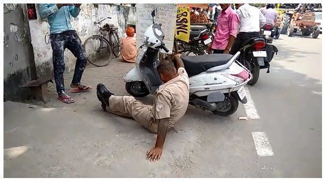 बिजनौर में शराबी सिपाही बिजनौर में शराबी सिपाही