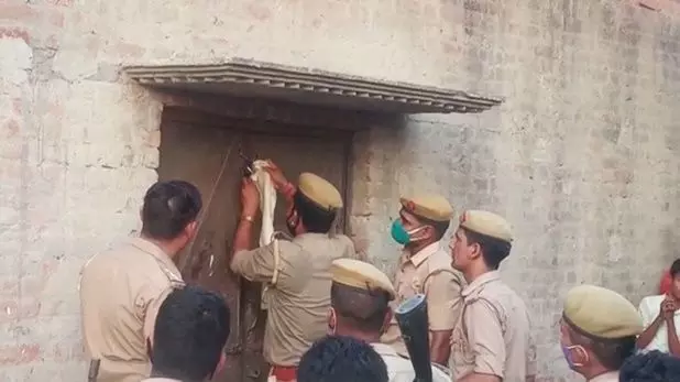 यूपी पुलिस की गैंगस्टर्स के खिलाफ कार्रवाई, उन्नाव और लखीमपुर खीरी में अवैध संपत्तियां कुर्क