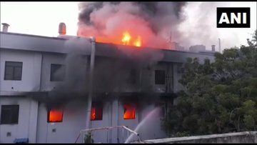 नोएडा में दवा कंपनी में लगी भीषण आग, दमकल की 12 गाड़ियां मौजूद नोएडा में दवा कंपनी में लगी भीषण आग, दमकल की 12 गाड़ियां मौजूद