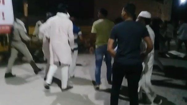 शामली: पुलिस के सामने दो पक्षों में जमकर हुआ संघर्ष, वीडियो वायरल शामली: पुलिस के सामने दो पक्षों में जमकर हुआ संघर्ष, वीडियो वायरल