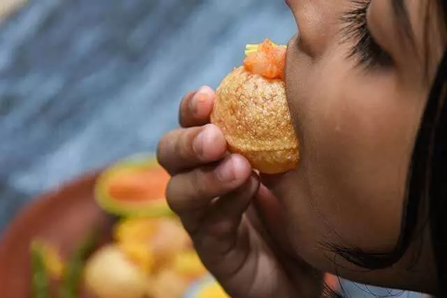 ओडिशा में एक महिला की सांस की नली में गोल गप्पे अटकने से मौत ओडिशा में एक महिला की सांस की नली में गोल गप्पे अटकने से मौत