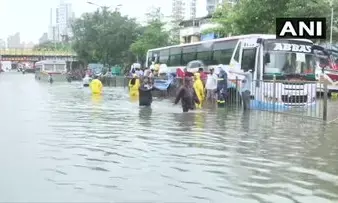 मुंबई में आफत की बारिश, डूबे कई इलाके, दफ्तरों में छुट्टी, सब-वे भरे, लोकल ट्रेन सेवा ठप