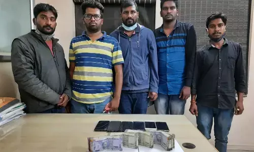 IPL मैच पर सट्टा लगा रहे 6 लोग गिरफ्तार, मोबाइल फोन और 6 लाख रुपये कैश जब्त IPL मैच पर सट्टा लगा रहे 6 लोग गिरफ्तार, मोबाइल फोन और 6 लाख रुपये कैश जब्त