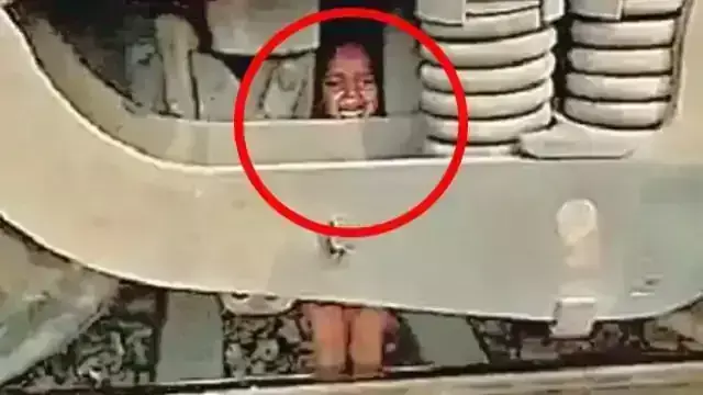 भाई ने खेल-खेल में ट्रेन के आगे मासूम को फेंका, वीडियो में देखिए- ड्राइवर ने कैसे बचाई जान भाई ने खेल-खेल में ट्रेन के आगे मासूम को फेंका, वीडियो में देखिए- ड्राइवर ने कैसे बचाई जान