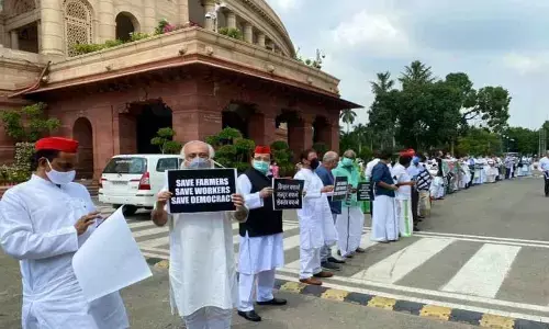 श्रम सुधार से जुड़े तीन विधेयकों को राज्यसभा से भी मंजूरी, बाहर विपक्ष का प्रोटेस्ट श्रम सुधार से जुड़े तीन विधेयकों को राज्यसभा से भी मंजूरी, बाहर विपक्ष का प्रोटेस्ट