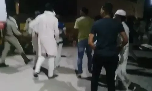 शामली: पुलिस के सामने दो पक्षों में जमकर हुआ संघर्ष, वीडियो वायरल