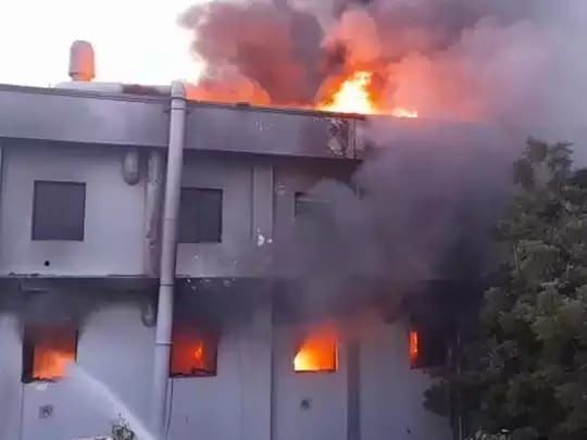 नोएडा की दवा कंपनी में लगी भीषण आग नोएडा की दवा कंपनी में लगी भीषण आग
