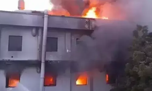 नोएडा की दवा कंपनी में लगी भीषण आग नोएडा की दवा कंपनी में लगी भीषण आग