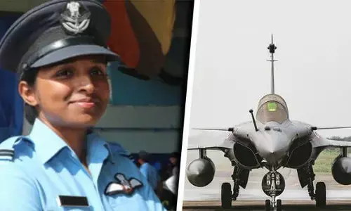राफेल फाइटर जेट उड़ाने वाली पहली महिला फाइटर पायलट बनीं वाराणसी की शिवांगी सिंह राफेल फाइटर जेट उड़ाने वाली पहली महिला फाइटर पायलट बनीं वाराणसी की शिवांगी सिंह