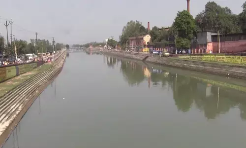 गृह क्लेश से परेशान एक बुजुर्ग महिला ने कोर्ट पुल से आत्महत्या के लिए गंग नगर में कूदी, 9 किलोमीटर तक बहने के बाद ग्रामीणों ने जिंदा निकाला गृह क्लेश से परेशान एक बुजुर्ग महिला ने कोर्ट पुल से आत्महत्या के लिए गंग नगर में कूदी, 9 किलोमीटर तक बहने के बाद ग्रामीणों ने जिंदा निकाला