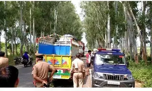 рд╕рдбрд╝рдХ рд╣рд╛рджрд╕реЗ рдореЗрдВ рдпреБрд╡рдХ рдХреА рдореМрдд, рдкрддреНрдиреА рдФрд░ рдмрдЪреНрдЪрд╛ рдШрд╛рдпрд▓ рд╕рдбрд╝рдХ рд╣рд╛рджрд╕реЗ рдореЗрдВ рдпреБрд╡рдХ рдХреА рдореМрдд, рдкрддреНрдиреА рдФрд░ рдмрдЪреНрдЪрд╛ рдШрд╛рдпрд▓