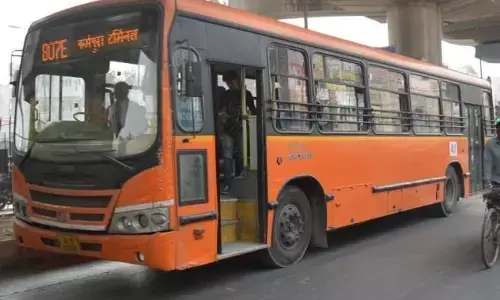 दिल्ली में क्लस्टर बस ने पांच को कुचल दिया, मचा हडकम्प दिल्ली में क्लस्टर बस ने पांच को कुचल दिया, मचा हडकम्प