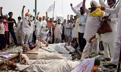 भारत बंद LIVE : कृषि बिल के खिलाफ देशभर में किसानों का चक्का जाम, रेल और ट्रांसपोर्ट सुविधाएं प्रभावित भारत बंद LIVE : कृषि बिल के खिलाफ देशभर में किसानों का चक्का जाम, रेल और ट्रांसपोर्ट सुविधाएं प्रभावित