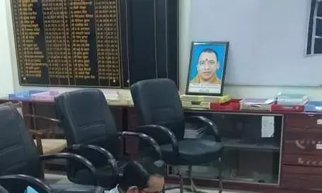 प्रतापगढ़ में DM आवास में धरने पर बैठे SDM विनीत उपाध्याय प्रतापगढ़ में DM आवास में धरने पर बैठे SDM विनीत उपाध्याय