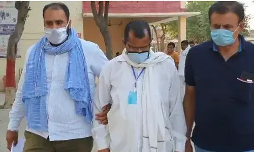 शामली में लेखपाल को रिश्वत लेते हुए एंटीकरप्शन टीम ने रंगे हाथ पकड़ा