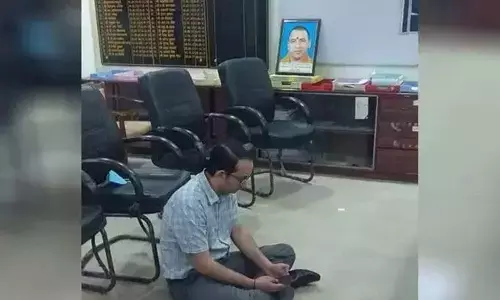 प्रतापगढ़ डीएम बंगले में भ्रष्टाचार के खिलाफ पत्नी के साथ धरना दे रहे SDM विनीत उपाध्याय सस्पेंड प्रतापगढ़ डीएम बंगले में भ्रष्टाचार के खिलाफ पत्नी के साथ धरना दे रहे SDM विनीत उपाध्याय सस्पेंड