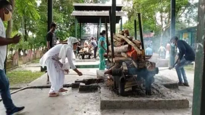 असम में हिन्दू भाई का मुस्लिम बहन ने किया अंतिम संस्कार, खुद ही दी मुखाग्नि