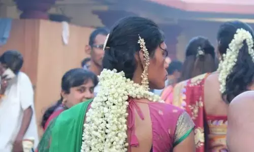 किन्नरों के दो पक्ष आपस में भिड़े, नग्न होकर बीच सड़क पर की मारपीट किन्नरों के दो पक्ष आपस में भिड़े, नग्न होकर बीच सड़क पर की मारपीट