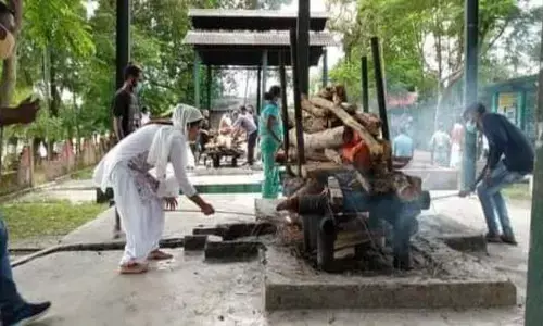 असम में हिन्दू भाई का मुस्लिम बहन ने किया अंतिम संस्कार, खुद ही दी मुखाग्नि असम में हिन्दू भाई का मुस्लिम बहन ने किया अंतिम संस्कार, खुद ही दी मुखाग्नि