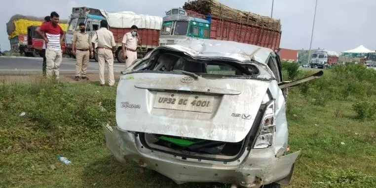 मुंबई से लखनऊ ला रहे यूपी के एक गैंगस्टर की कार पलटी, मौके पर मौत, कई पुलिसकर्मी घायल मुंबई से लखनऊ ला रहे यूपी के एक गैंगस्टर की कार पलटी, मौके पर मौत, कई पुलिसकर्मी घायल