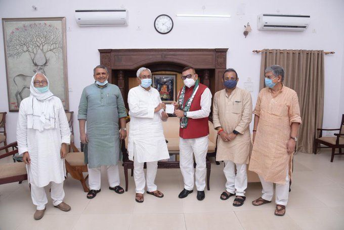 महाराष्ट्र में सत्ता पलट होते ही उड़ जाएंगे गिद्ध महाराष्ट्र में सत्ता पलट होते ही उड़ जाएंगे गिद्ध