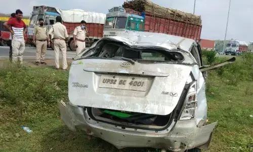 मुंबई से लखनऊ ला रहे यूपी के एक गैंगस्टर की कार पलटी, मौके पर मौत, कई पुलिसकर्मी घायल